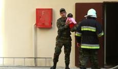 Mənzildə köməksiz qalanlar xilas edilib