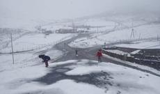 Xınalıq kəndi yenidən ağ örpəyə bürünüb