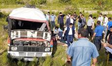Yevlaxda tələbə aparan mikroavtobus aşıb: Ölənlər var