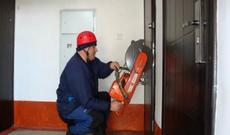 Qapı arxasında köməksiz qalan xilas edilib