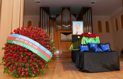 Prezident İlham Əliyev görkəmli bəstəkar Arif Məlikov ilə vida mərasimində iştirak edib