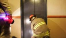 Liftdə köməksiz qalan 6 nəfər xilas edilib