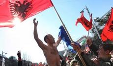 Baş nazirin avtomobil karvanına hücum edilib