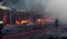 Sumqayıtda ticarət mərkəzi yanıb