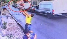 Pəncərədən yıxılan körpəni havada tutdu - VİDEO